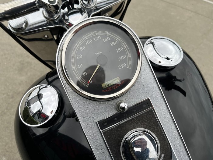 2005 HARLEY-DAVIDSON FLSTC HERITAGE SOFTAIL CLASSIC Black