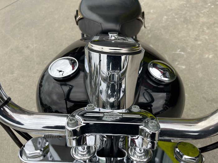2005 HARLEY-DAVIDSON FLSTC HERITAGE SOFTAIL CLASSIC Black