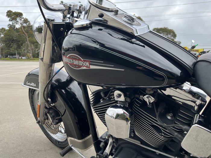 2005 HARLEY-DAVIDSON FLSTC HERITAGE SOFTAIL CLASSIC Black