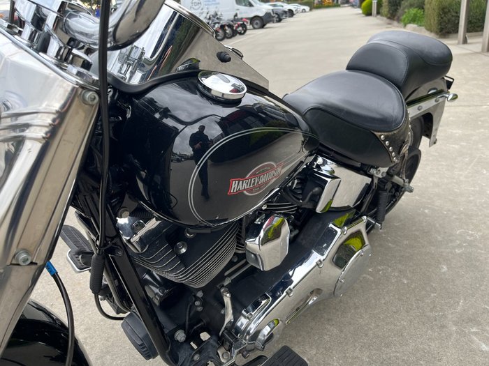 2005 HARLEY-DAVIDSON FLSTC HERITAGE SOFTAIL CLASSIC Black