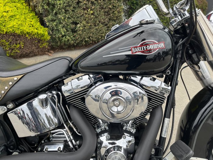 2005 HARLEY-DAVIDSON FLSTC HERITAGE SOFTAIL CLASSIC Black