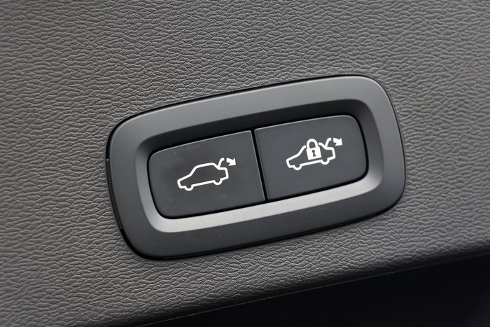 2024 Volvo XC40 Ultra B4 Dark