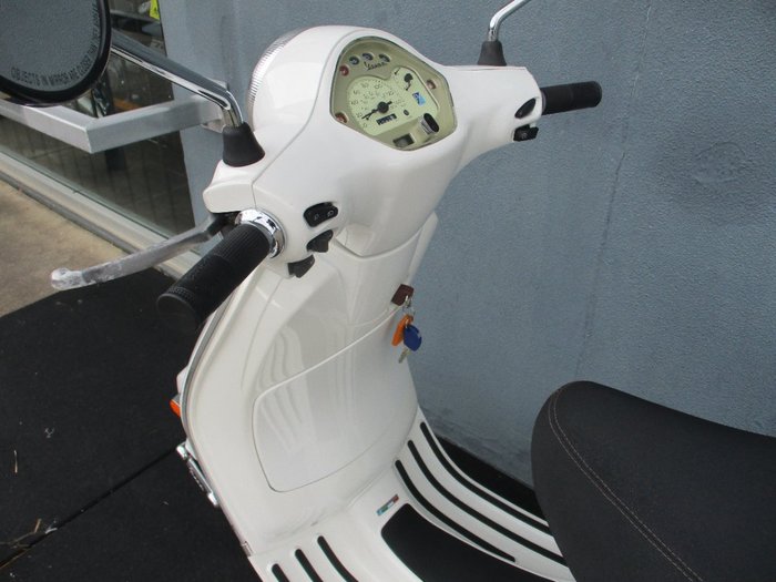 2012 VESPA LX 125 White