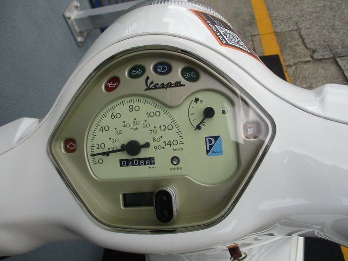 2012 VESPA LX 125 White
