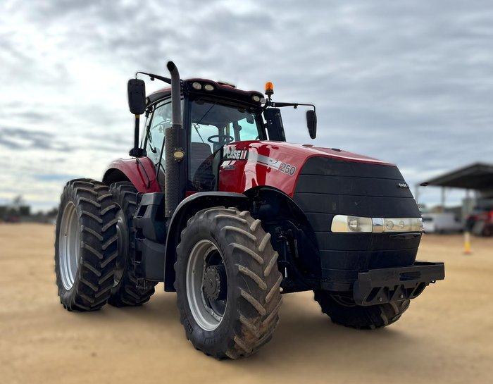 2015 CASE IH Magnum 250 Ps Red