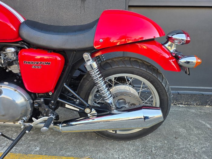 2010 Triumph THRUXTON 900 RED