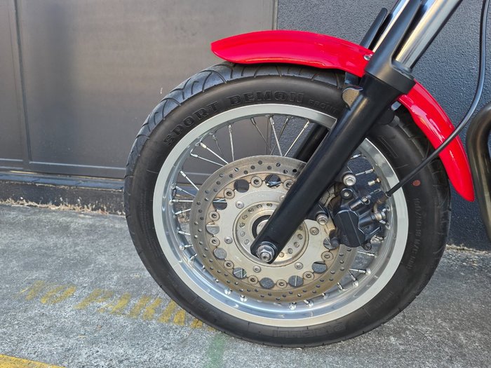 2010 Triumph THRUXTON 900 RED