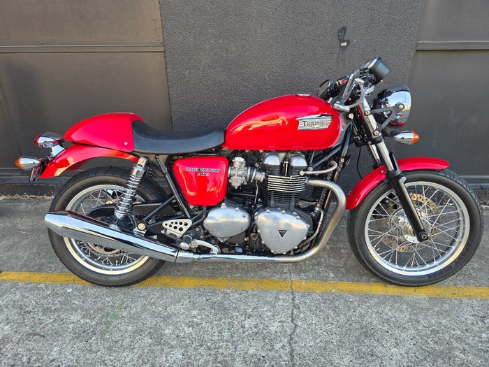 2010 Triumph THRUXTON 900 RED
