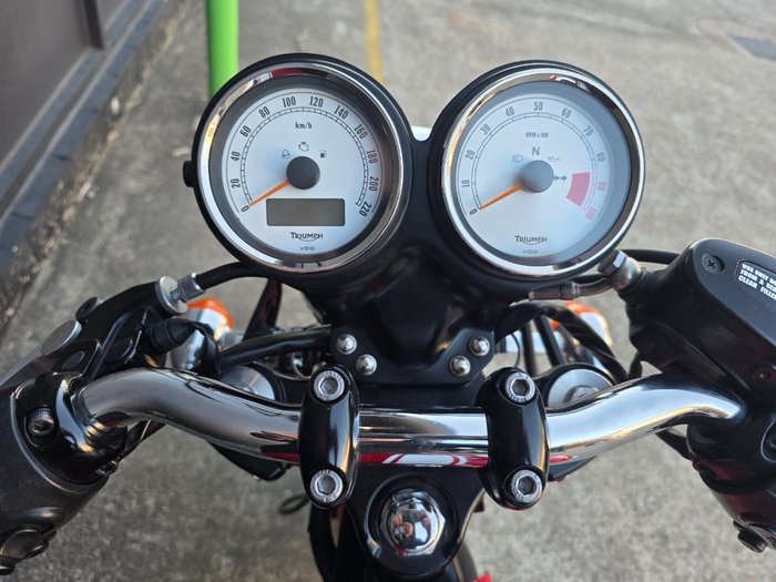 2010 Triumph THRUXTON 900 RED