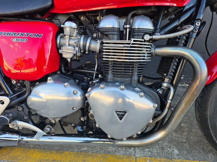 2010 Triumph THRUXTON 900 RED