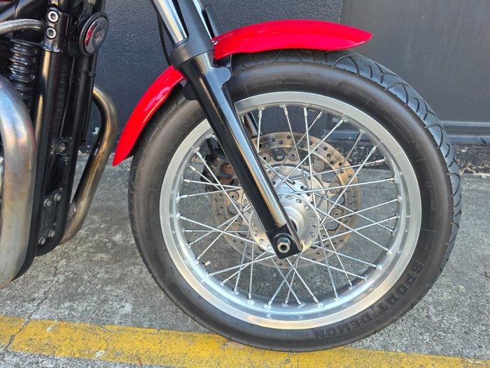 2010 Triumph THRUXTON 900 RED