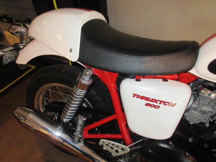 2010 Triumph Thruxton 900 Thruxton Red