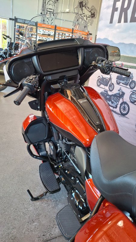 2025 Harley-davidson FLHXU STREET GLIDE ULTRA (117) WHISKEY FIRE / BLACK