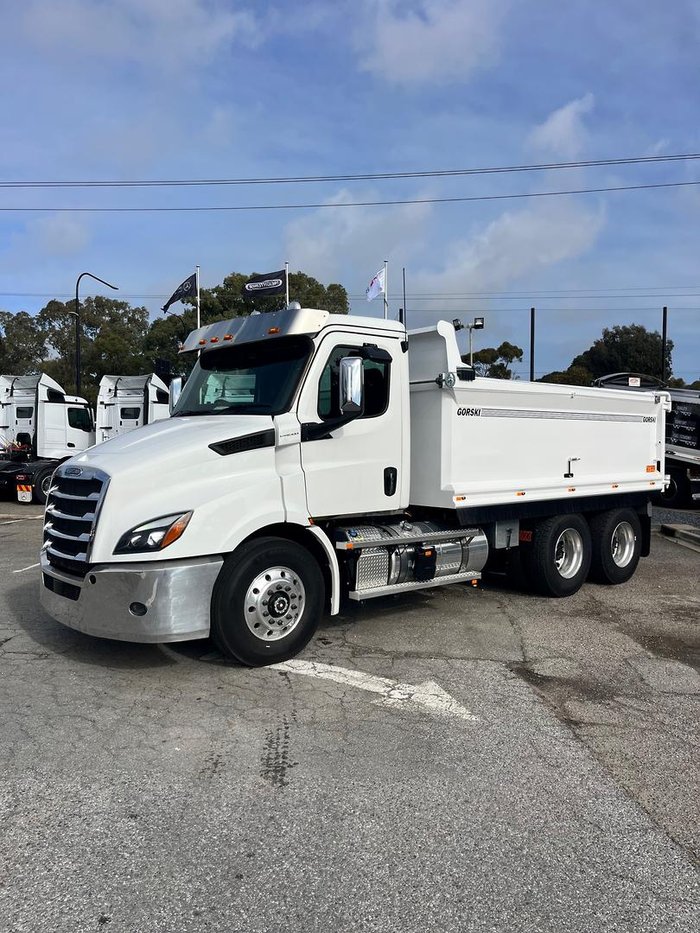 2024 Freightliner Cascadia 116 Tipper White