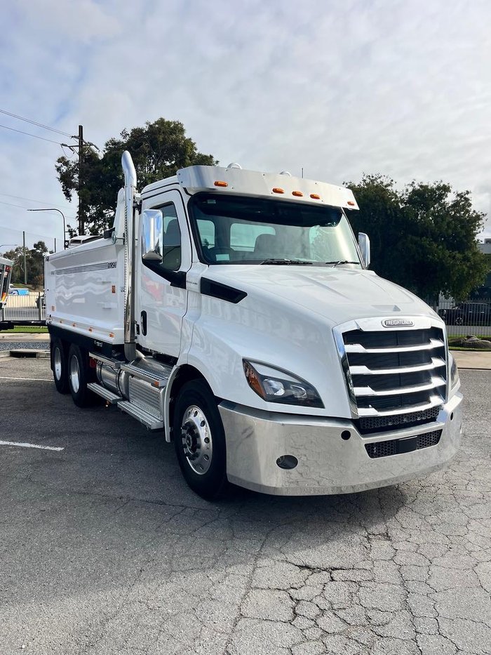 2024 Freightliner Cascadia 116 Tipper White