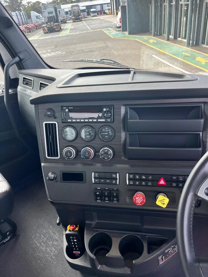 2024 Freightliner Cascadia 116 Tipper White