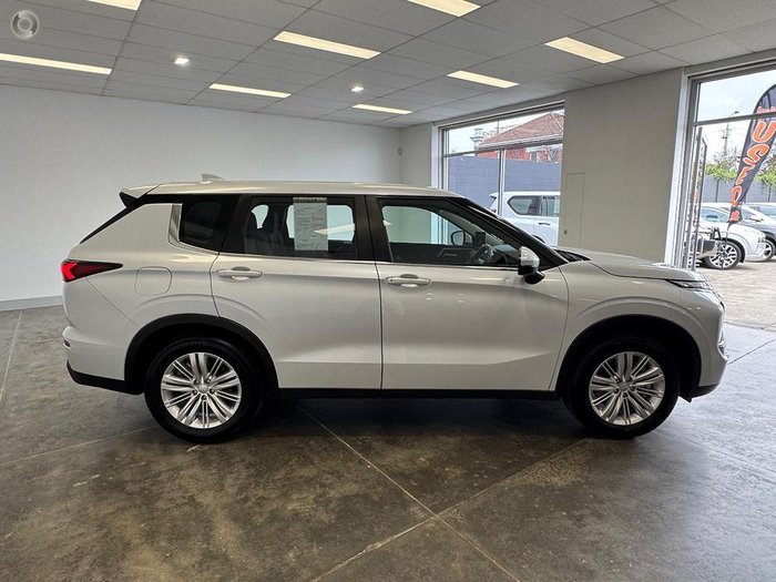 2022 Mitsubishi Outlander ES