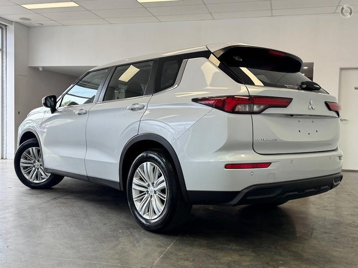 2022 Mitsubishi Outlander ES