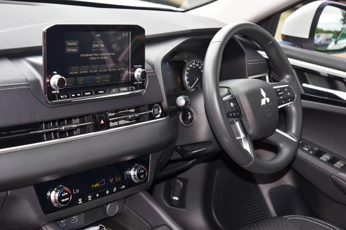 2024 Mitsubishi Outlander ES