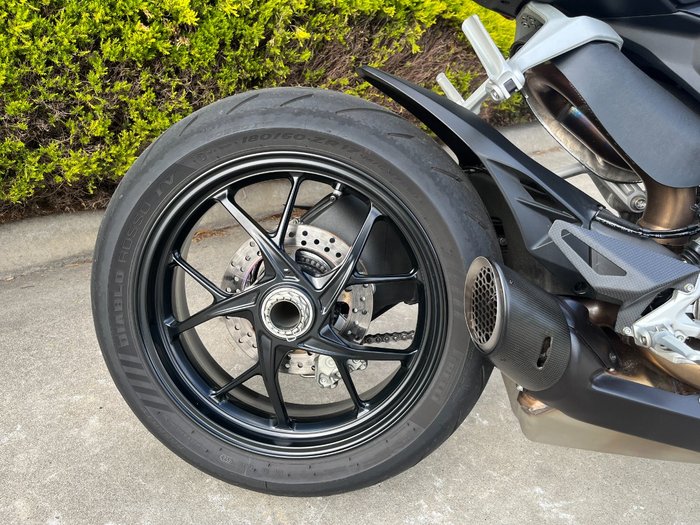 2022 DUCATI STREETFIGHTER V2 Red