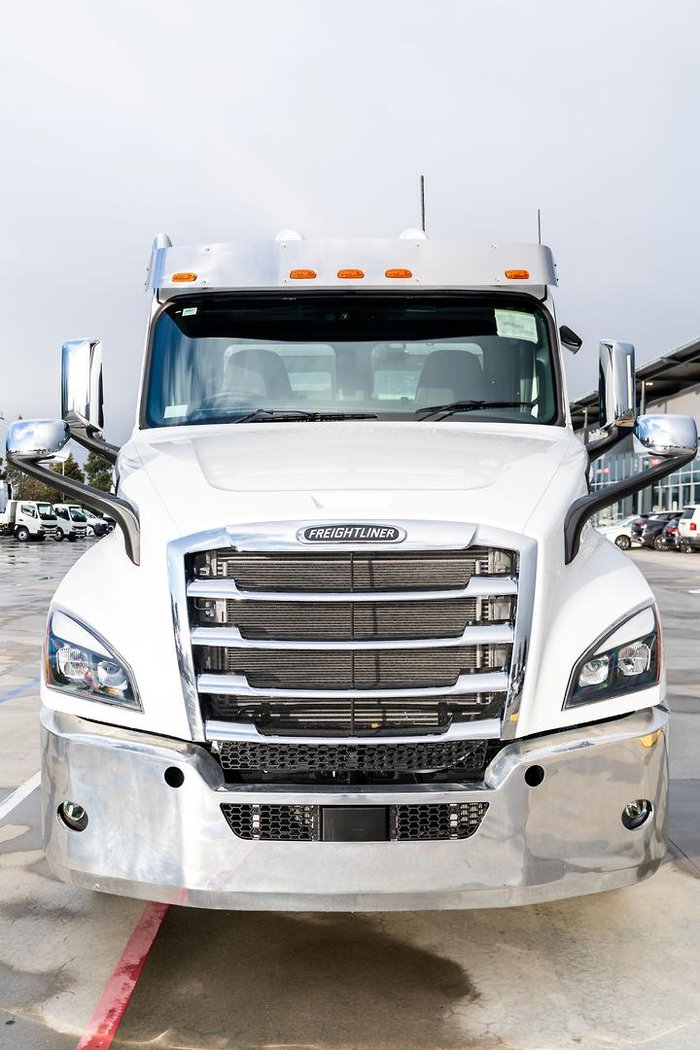 2024 Freightliner Cascadia 126 Tipper White