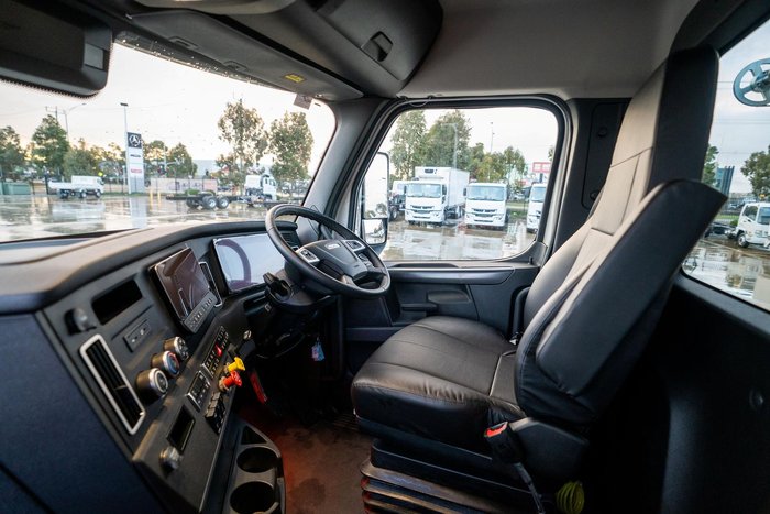 2024 Freightliner Cascadia 126 Tipper White