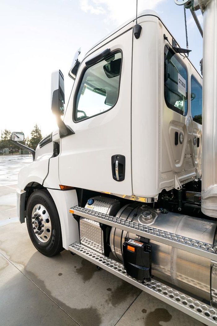 2024 Freightliner Cascadia 126 Tipper White