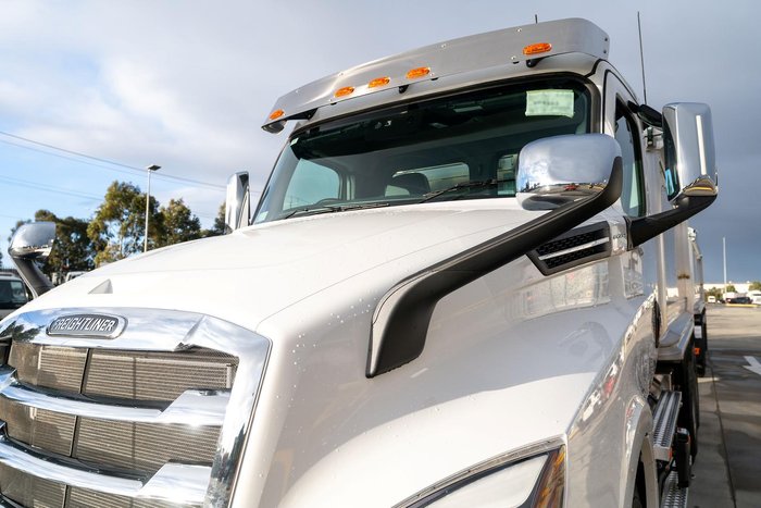 2024 Freightliner Cascadia 126 Tipper White