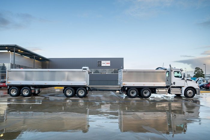 2024 Freightliner Cascadia 126 Tipper White