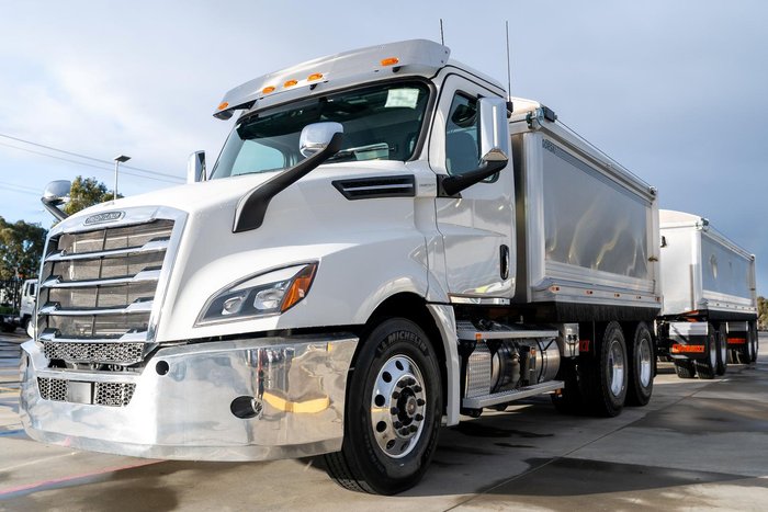 2024 Freightliner Cascadia 126 Tipper White