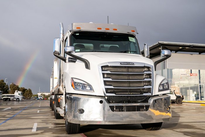 2024 Freightliner Cascadia 126 Tipper White