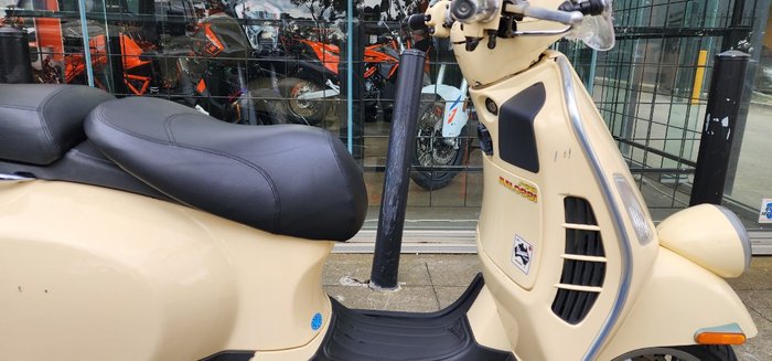2009 VESPA GTV 250ie CREAM