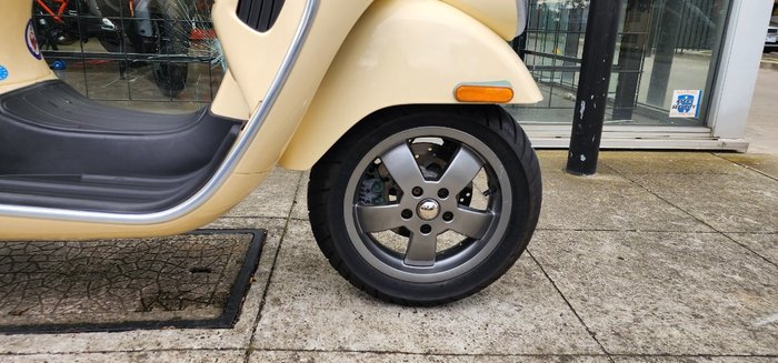 2009 VESPA GTV 250ie CREAM