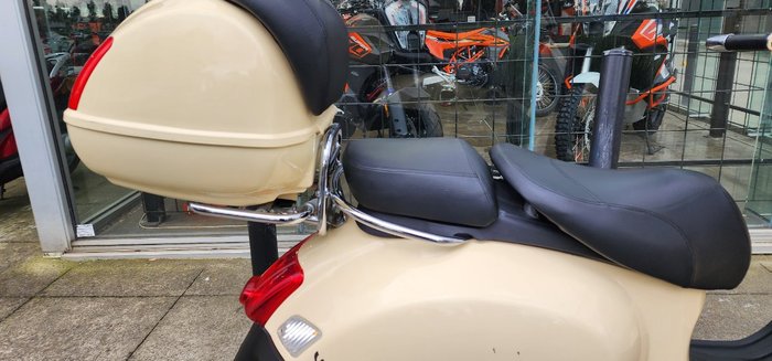 2009 VESPA GTV 250ie CREAM