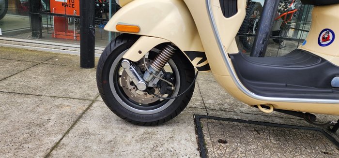 2009 VESPA GTV 250ie CREAM
