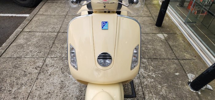 2009 VESPA GTV 250ie CREAM