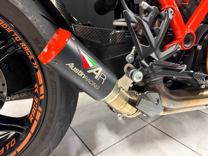 2021 KTM 1290 SUPER DUKE R Orange