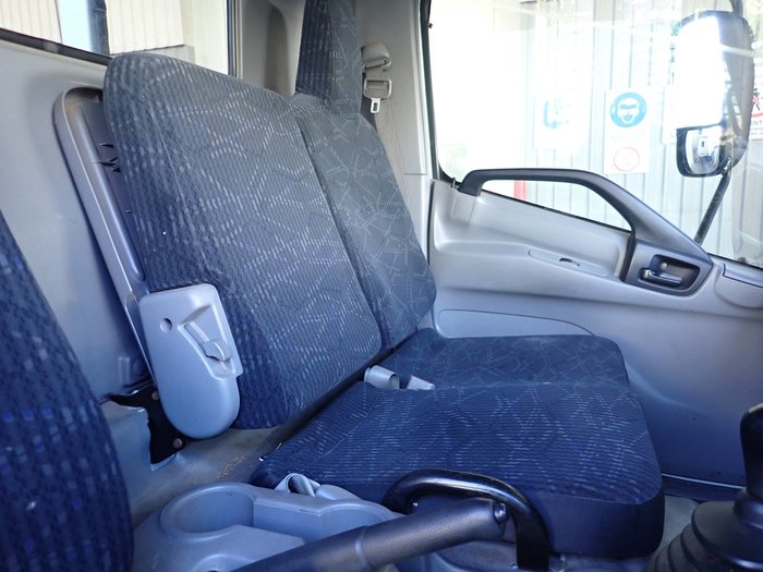 2017 HINO DUTRO 300 WHITE