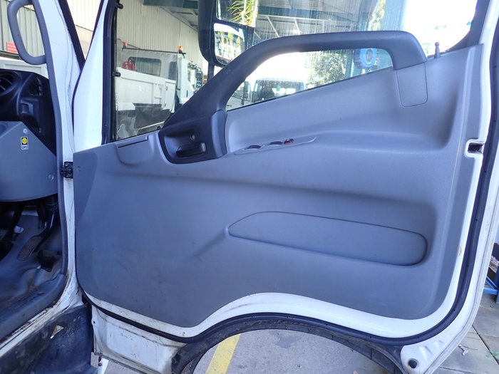 2017 HINO DUTRO 300 WHITE