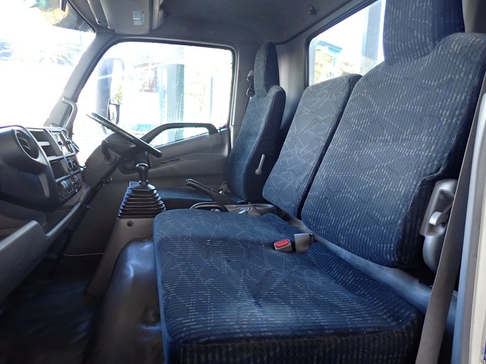 2017 HINO DUTRO 300 WHITE