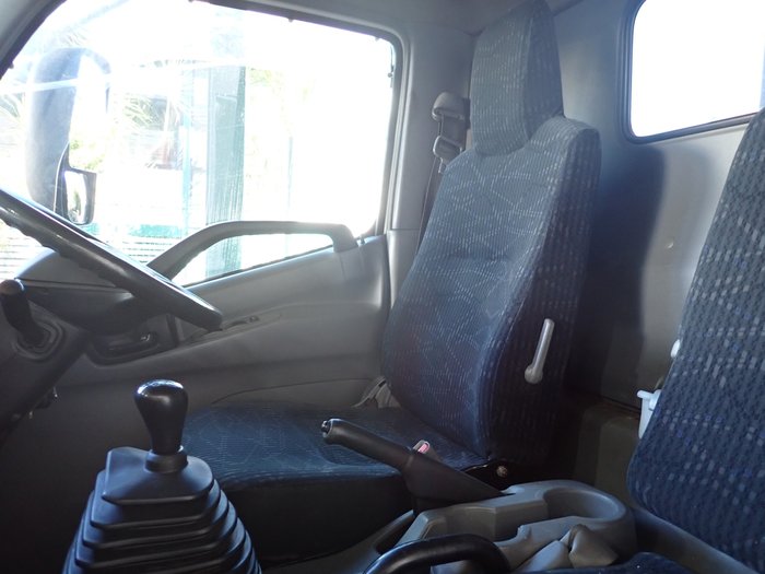 2017 HINO DUTRO 300 WHITE