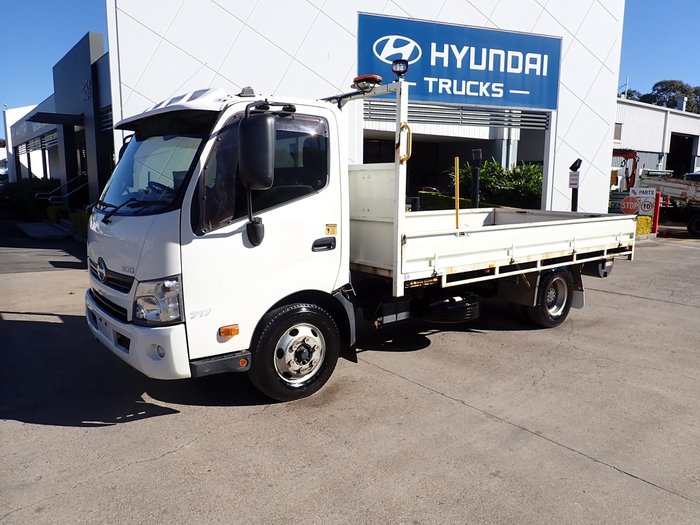 2017 HINO DUTRO 300 WHITE