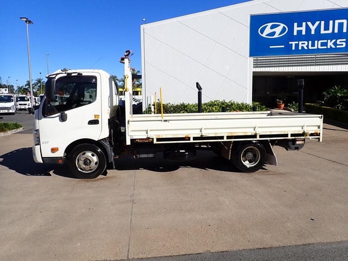 2017 HINO DUTRO 300 WHITE