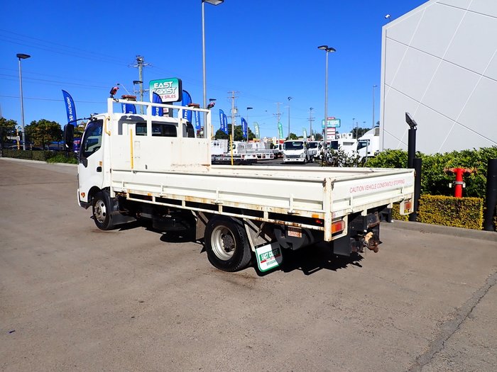 2017 HINO DUTRO 300 WHITE