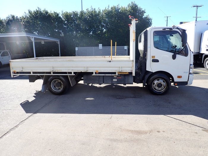 2017 HINO DUTRO 300 WHITE