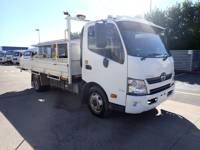 2017 HINO DUTRO 300 WHITE