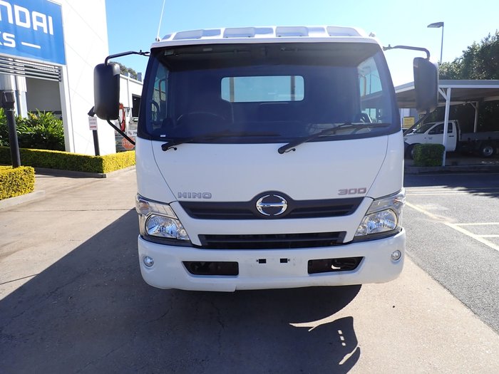 2017 HINO DUTRO 300 WHITE