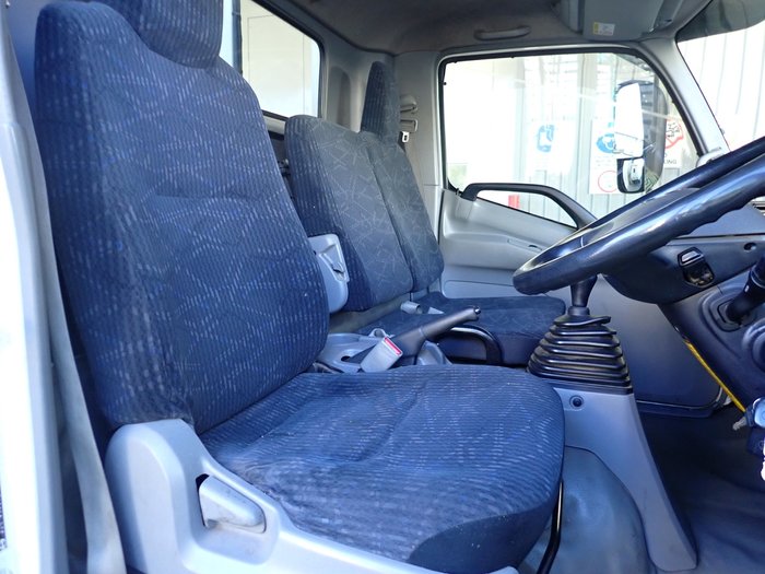 2017 HINO DUTRO 300 WHITE