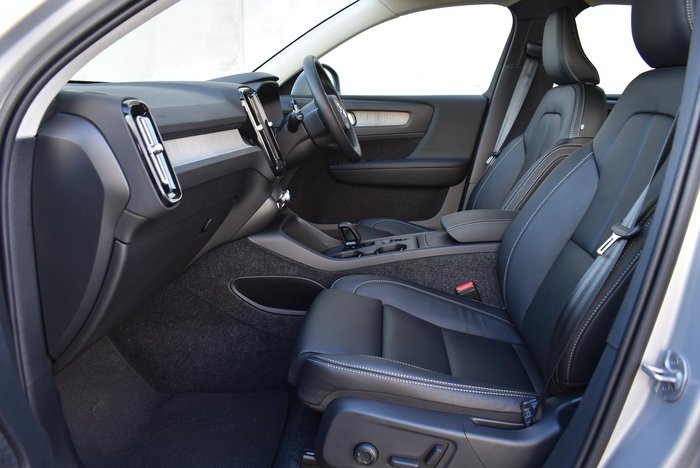 2025 Volvo XC40 Plus B4 MY25 Silver Dawn