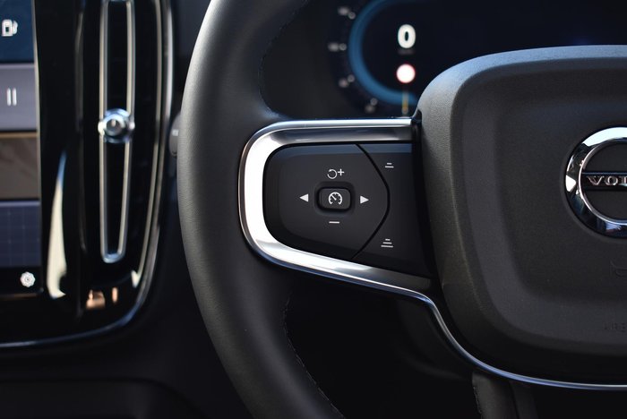 2025 Volvo XC40 Plus B4 MY25 Silver Dawn